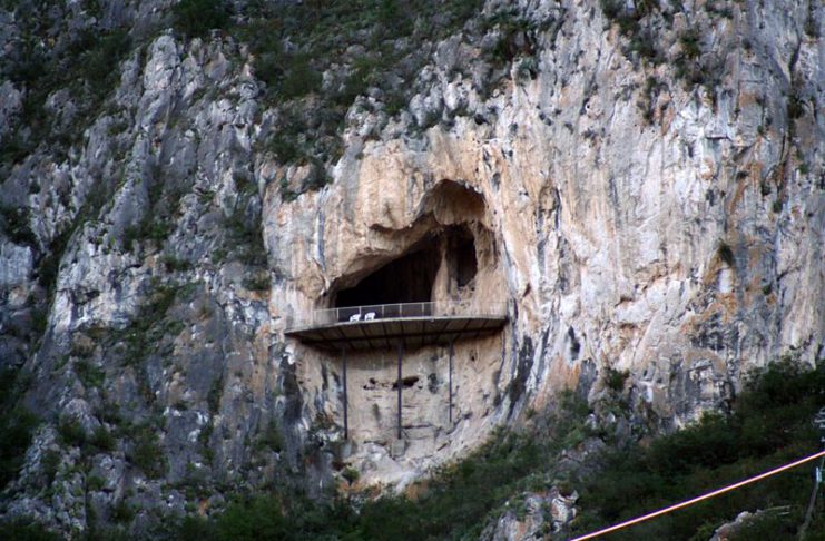 Las Grutas de García Guiajero