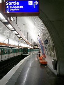 Metro en París. Salida.
