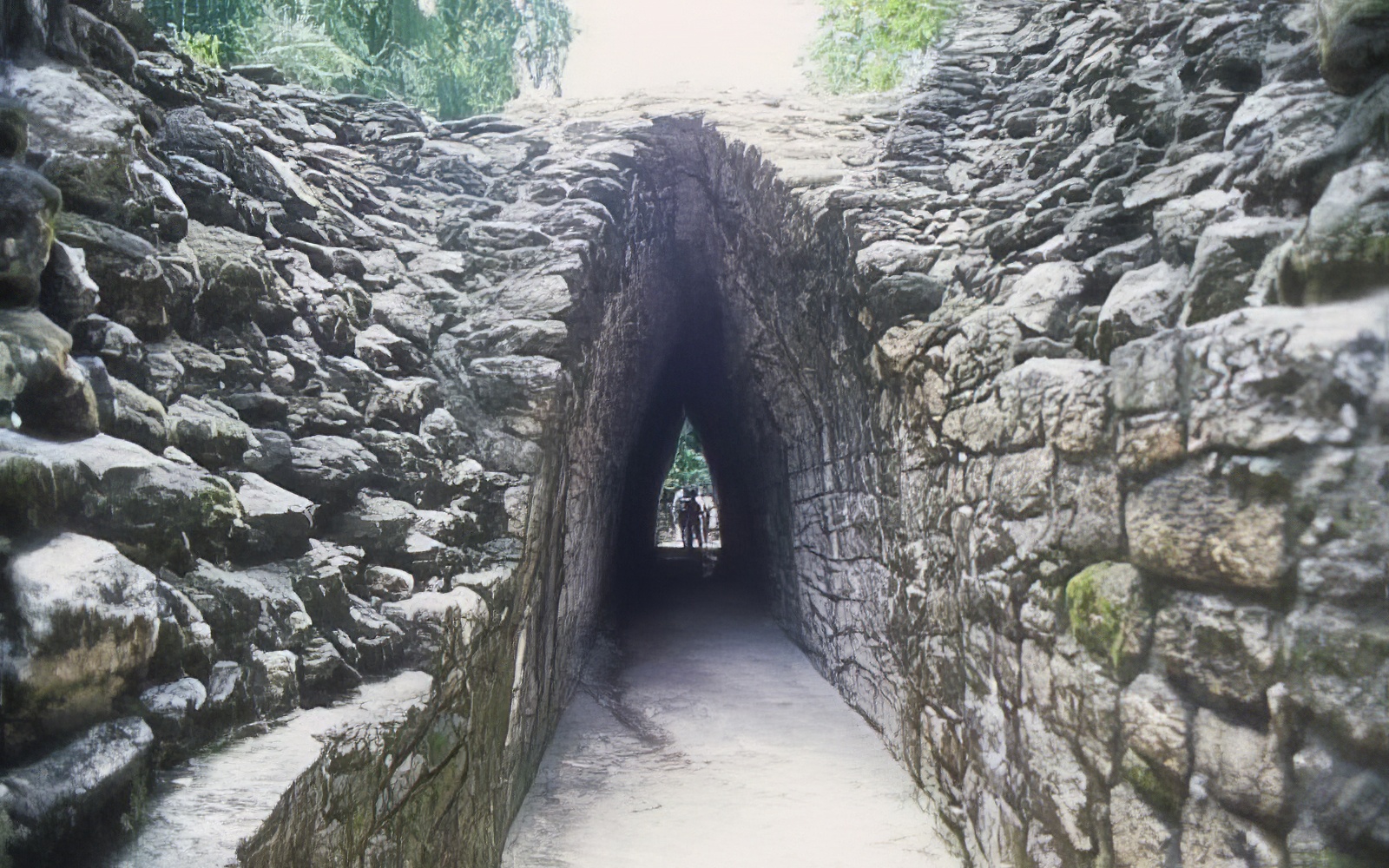 Becán. Túnel de acceso al sitio arqueológico