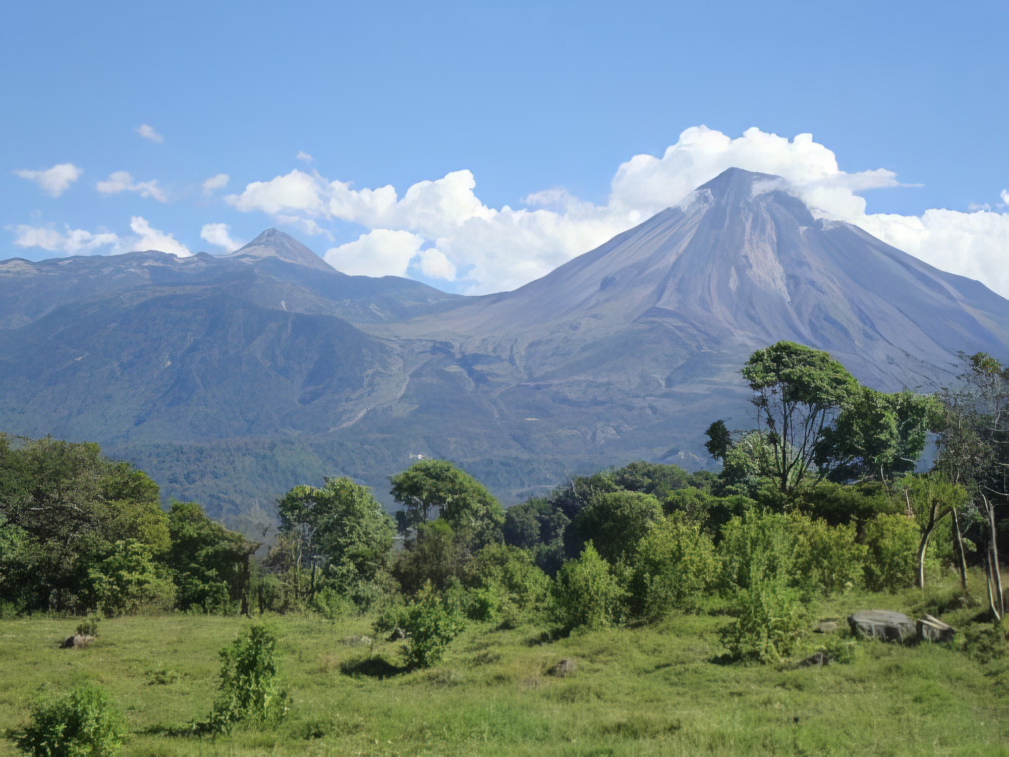 Volcán de Fuego y Nevado de Colima al fondo