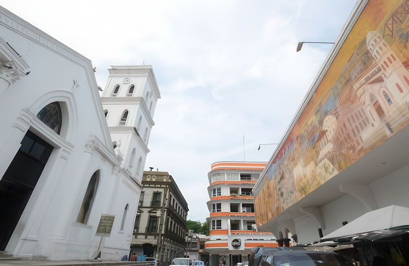 Catedral y mural Origenes, en centro de Tuxpan.