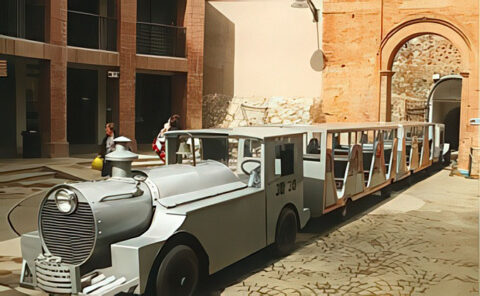 Entrada de la Mina El Edén y tren de pasajeros