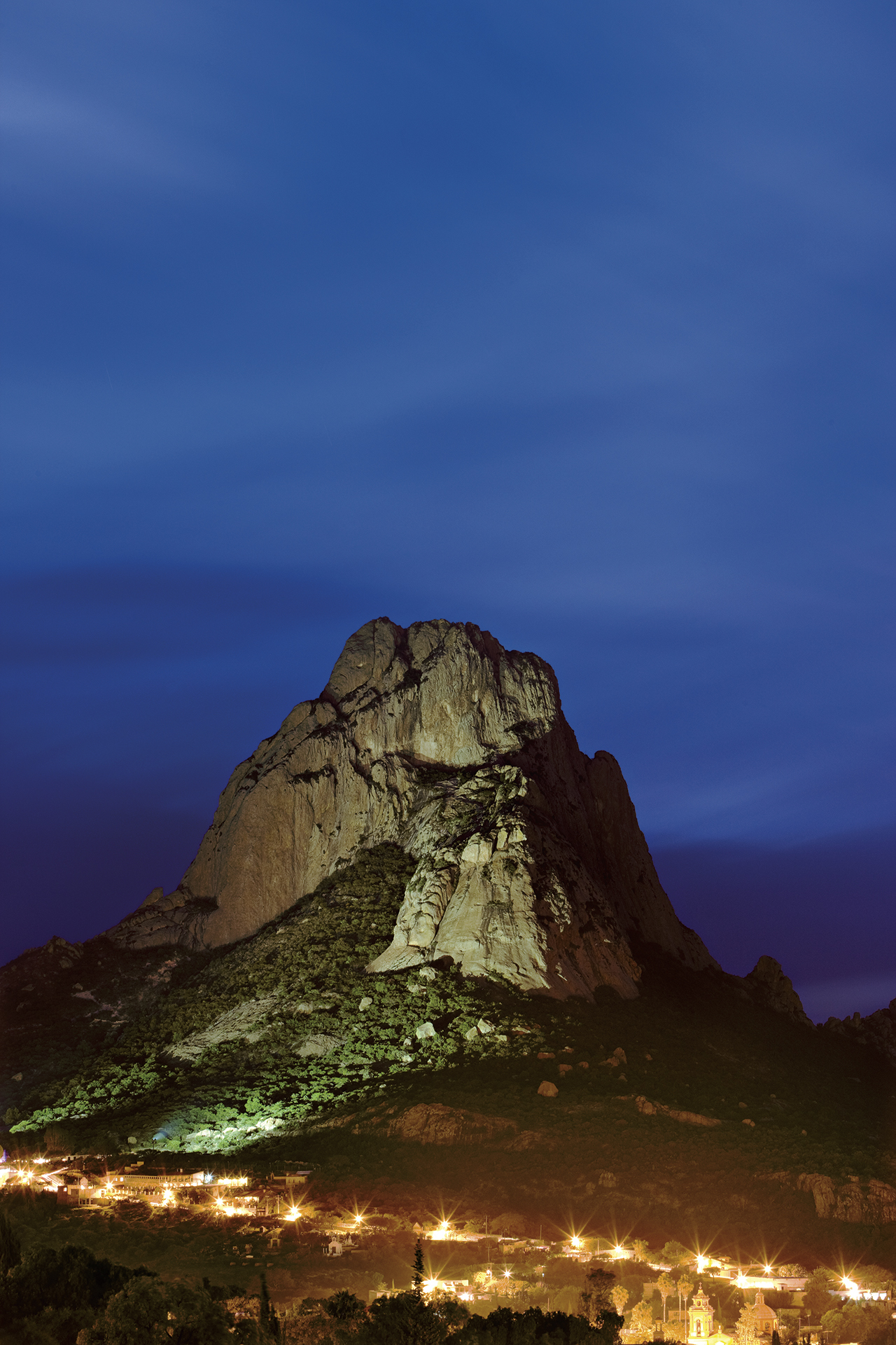Vista nocturna de la peña