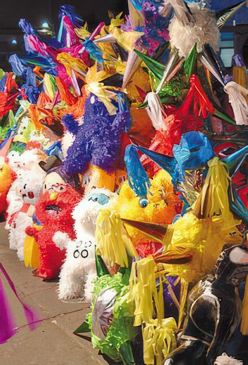 Puesto de piñatas típicas y de variadas formas